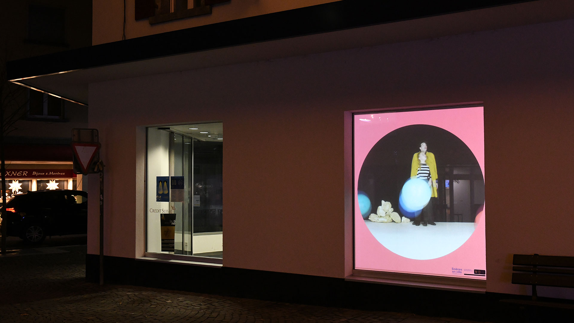 Une vitrine animée par une projection vidéo intitulée MOOOON Project, à Monthey, Valais. Cette vidéo a été réalisée avec un duo de clowns.